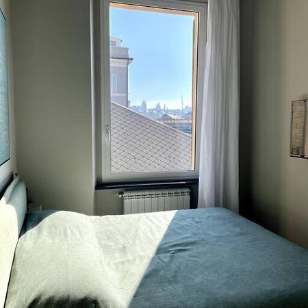 Overlooking The Porto Antico Of Genoa Appartement Buitenkant foto