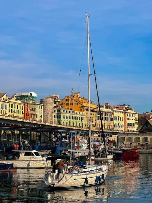Overlooking The Porto Antico Of Genoa Appartement Buitenkant foto