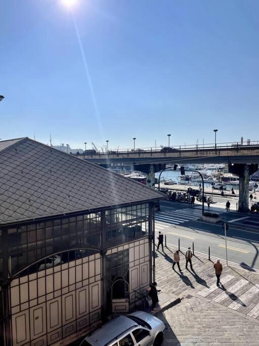 Overlooking The Porto Antico Of Genoa Appartement Buitenkant foto