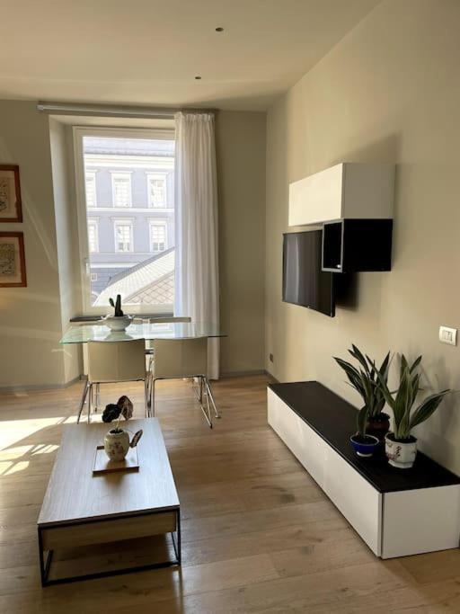 Overlooking The Porto Antico Of Genoa Appartement Buitenkant foto
